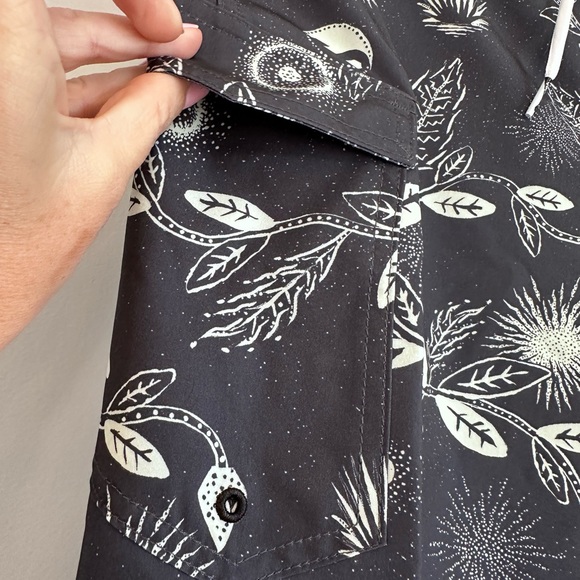 NWT Volcom Levitation Leaf 9.75” Manic 2 Boardshorts $60 - Picture 2 of 7